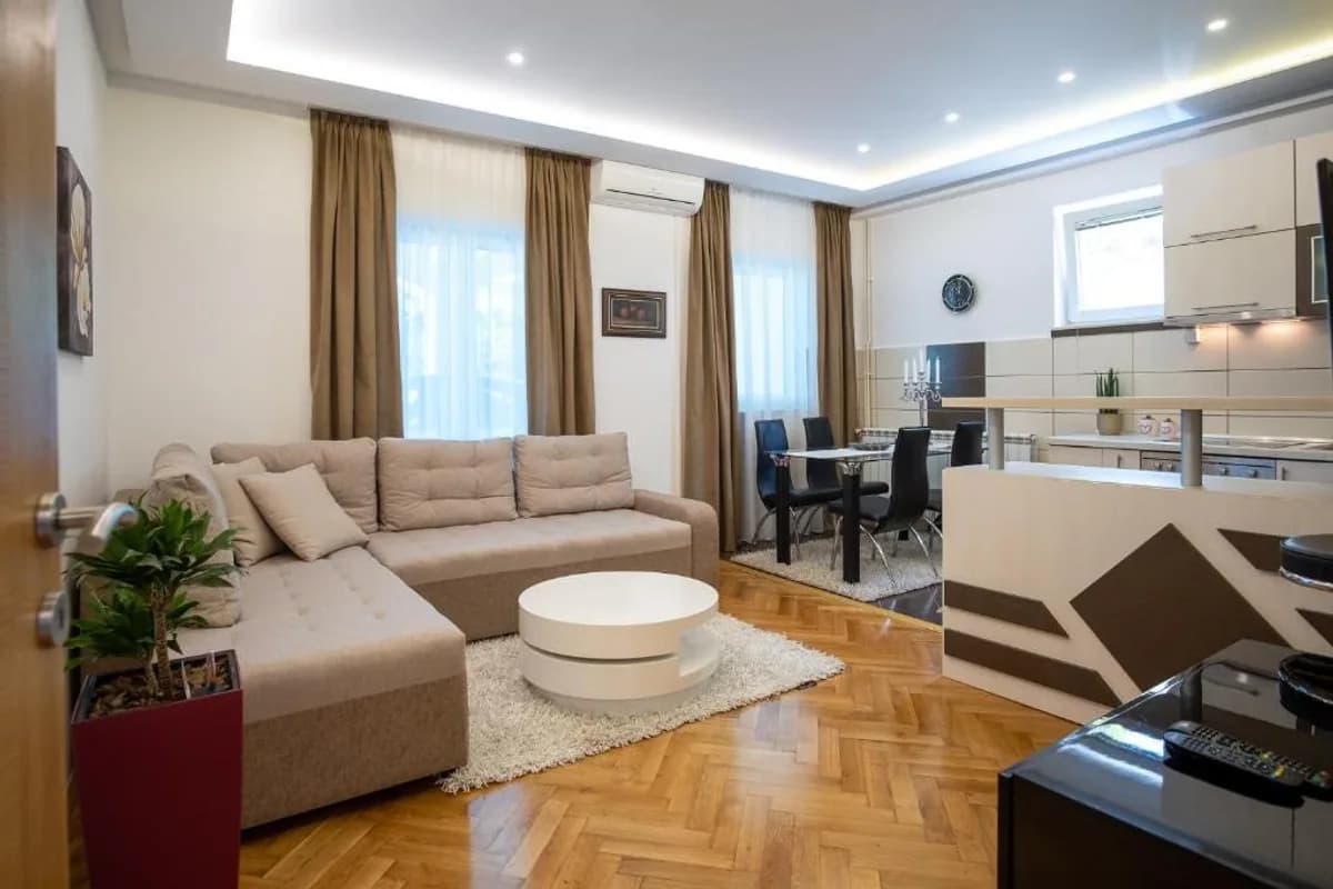 City Apartments Trebinje furnished apartment with corner sofa, dining table and kitchen